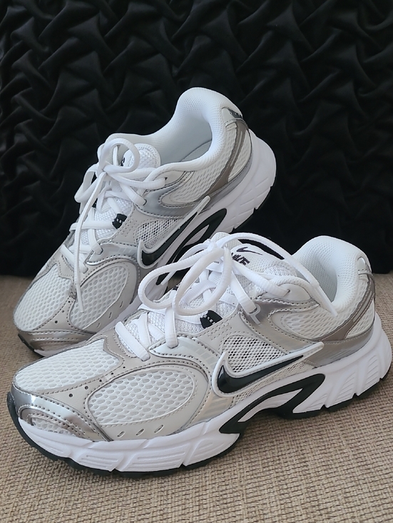 Nike Shoes - WOMENS NIKE V5 RNR WHITE BLACK GREY